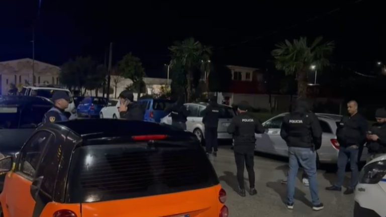 (EMRAT) Të Shtëna me Armë në Fier pas Konfliktit mes Dy Personave, Policia “Blindon” Zonën – Dy të Rinj Shpallen në Kërkim