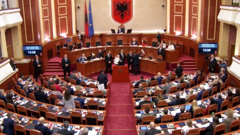 Tensione Në Kuvend: Berisha Përballet Me Peleshin, Ndërhyn Garda Pas Debatit Për Buxhetin