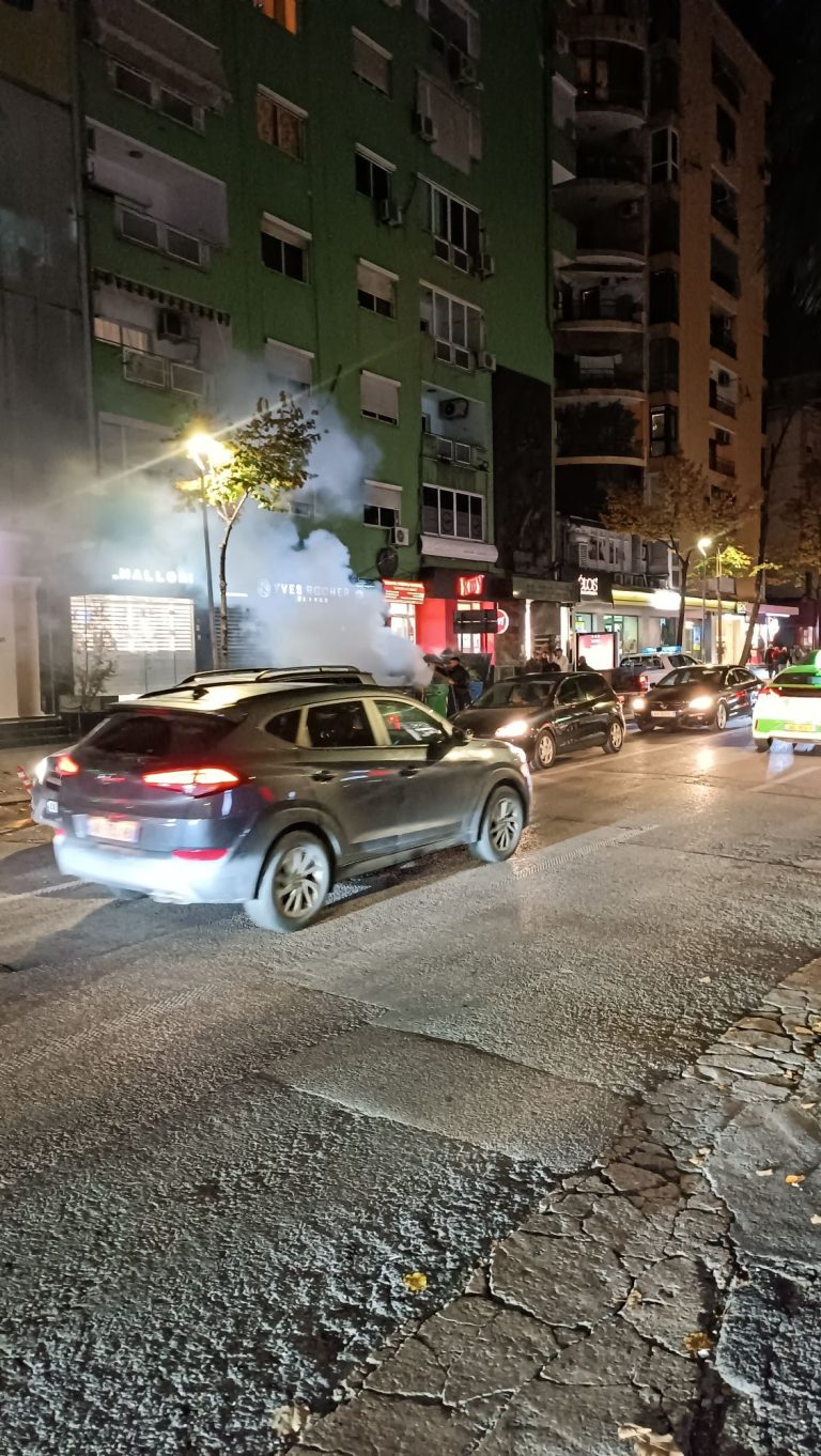 (VIDEO) Zjarr Në Bllok, Panik Mes Qytetarëve/ Digjet Kazani I Mbeturinave, Policia Në Vendngjarje