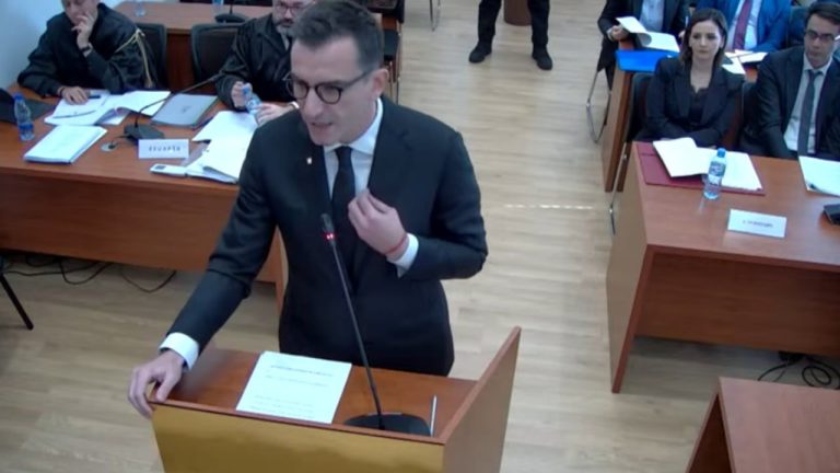 Avokatët e Veliajt përplasen me prokurorin e SPAK: Kryebashkiaku kërkon të njihet vetë me dosjen, kërkohet laptop në burg