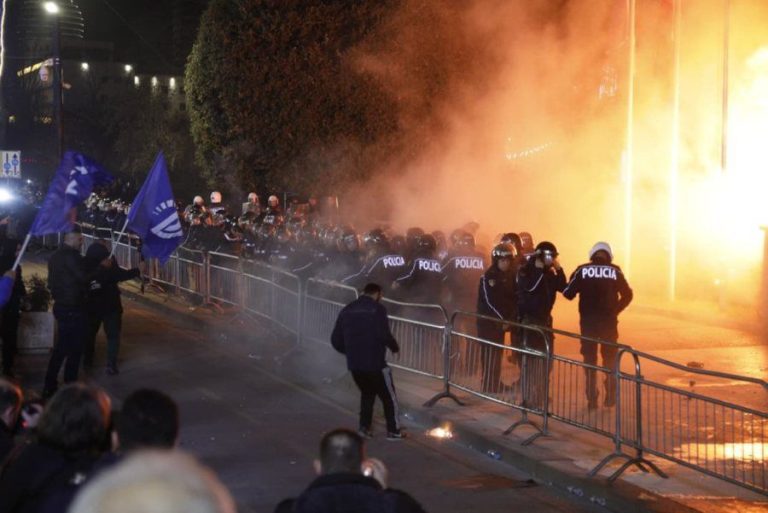 Gjykata Liron Katër Protestuesit Që Hodhën Molotov Para Kryeministrisë