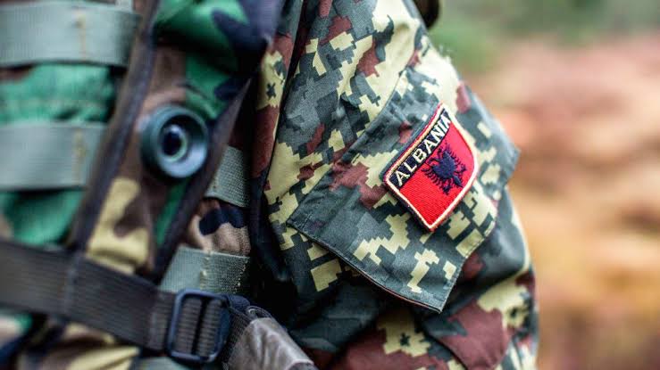 Hije Të Rënda Mbi KAYO-n: Kompania Misterioze që Po Fut Shqipërinë në Marrëveshje Ushtarake Dhjetëra-Milionëshe