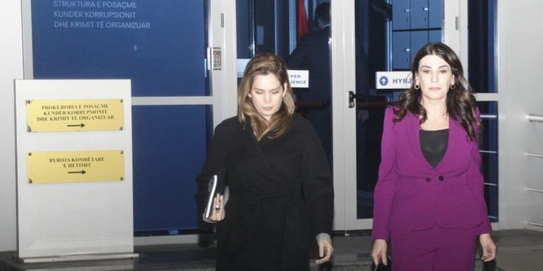 Drejtoresha e AKSHI-t Del Pas Tre Orësh nga SPAK dhe Refuzon Pyetjet e Mediave