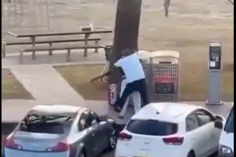 Video/ Sulmi Terrorist Në Sydney, Një Qytetar Çarmatos Njërin Nga Autorët Gjatë Të Shtënave