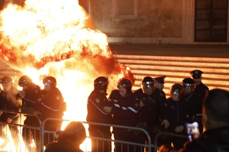 Deputetët E PD Tek Komisariati 1, Kërkojnë Lirimin E Protestuesve Të Shoqëruar