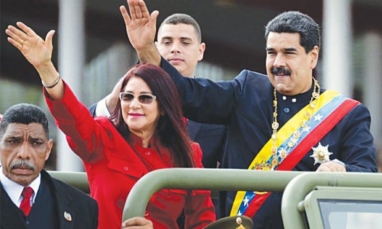 Sulmet në Venezuelë/ Maduron dhe gruan i nxorën me dhunë nga dhoma e gjumit