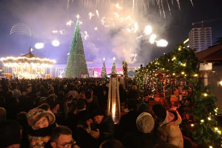 Troket 2026: Një Vit I Ri Mes Dritave Të Festës Dhe Pyetjeve Pa Përgjigje