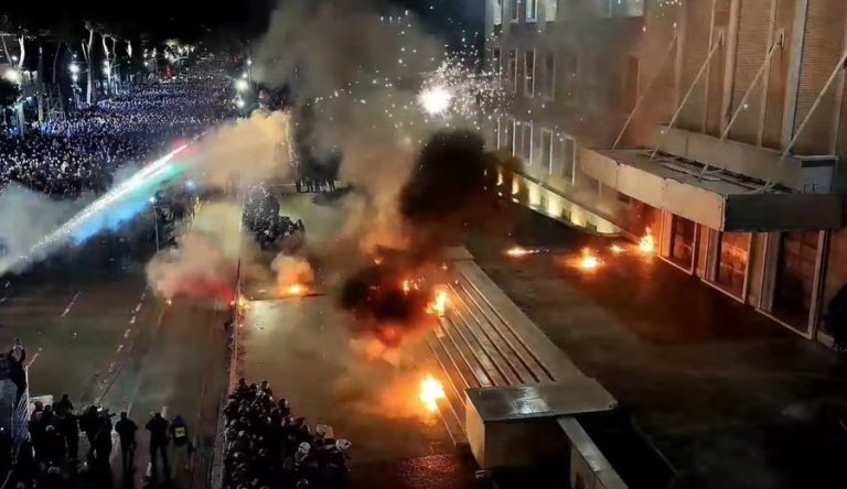 Tym Dhe Flakë Para Kryeministrisë, Protestuesit E PD Sulmojnë Godinën Qeveritare Me Molotovë