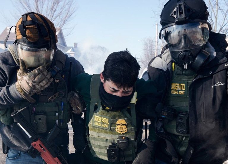 Ndizet Flakë Minneapolis, Qytetarët Përplasen Me Policinë Pas Vrasjes Së 37-Vjeçarit