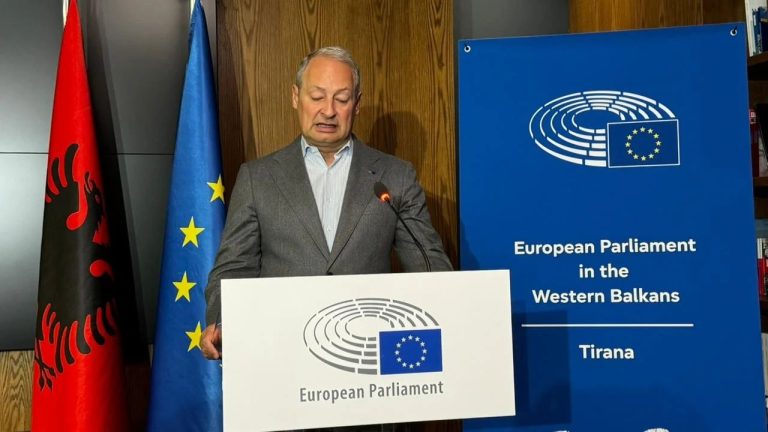 Eurodeputeti Austriak Dhe “Dramatizimi” Në Vendin Ku Korrupsioni Është Ulur Këmbëkryq