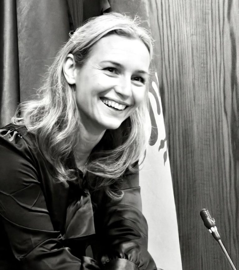 Lea Ypi largohet nga Shqipëria pa mbushur javën: Erdhi me ligjëratë akademike, iku me gjuhën e Ramës