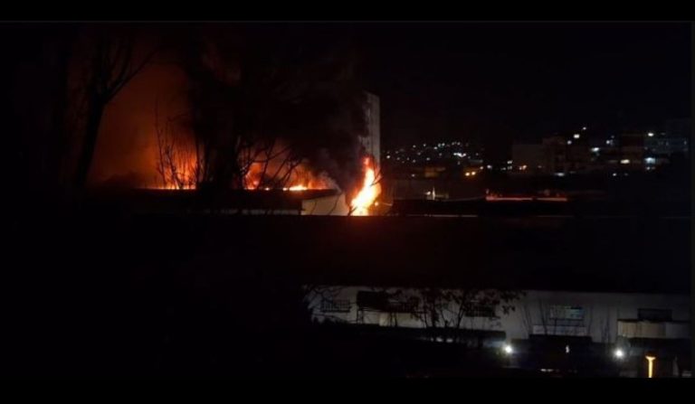 Përfshihet Nga Flakët Tregu Te “5 Maji” Në Tiranë, Situata Serioze