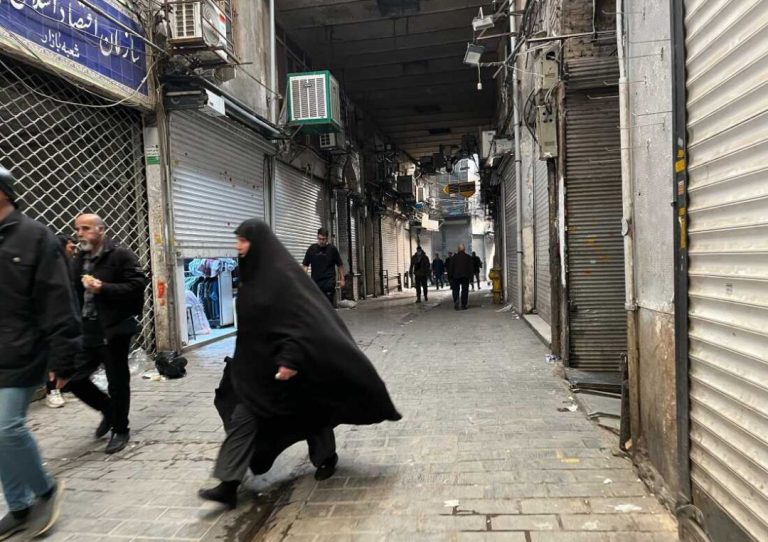 Irani Në Prag Kolapsi: Protestat Kthehen Tragjike, SHBA Shqyrton Ndërhyrjen