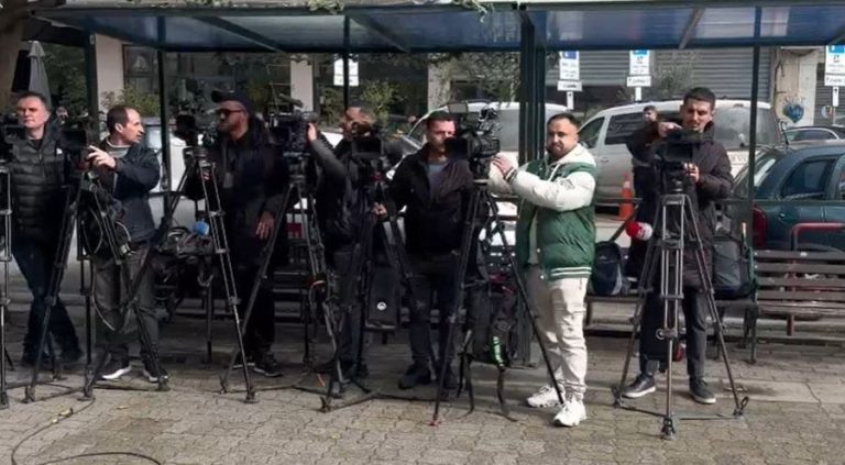 Solidaritet Me Orar Të Përcaktuar Kur Kamera Ulet Vetëm Për Njërën Palë