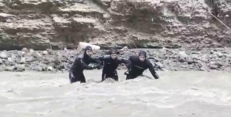 Dramë Në Kanionet E Osumit: I Riu Ngec 10 Orë Në Ujë Gjatë Kërkimeve Për 42-Vjeçarin