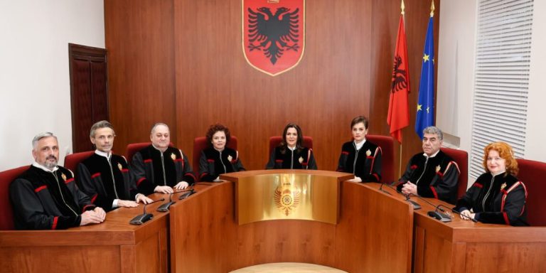 Kushtetuesja E Ndarë 4 Me 4: Dalin Emrat E Gjyqtarëve Pro Dhe Kundër Ballukut