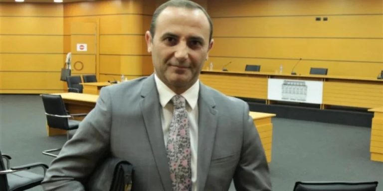 U Skualifikua Për Një Foto, KLGJ Rikthen Në Garë Gjyqtarin Gerd Hoxha