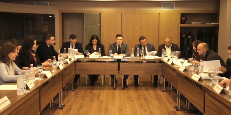 Prokurorët Që Burgosin Avokatët Kërkojnë Rritje Page, Por Refuzojnë Llogaridhënien