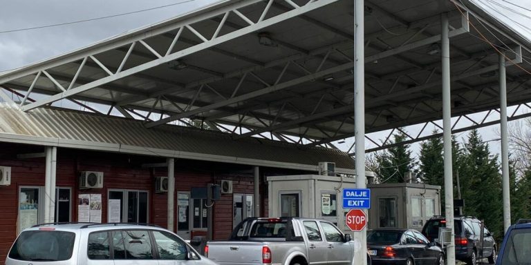 Kolaps Në Doganën E Bllatës Pas Shembjes Në Librazhd, Trafiku Arrin Në Disa Kilometra