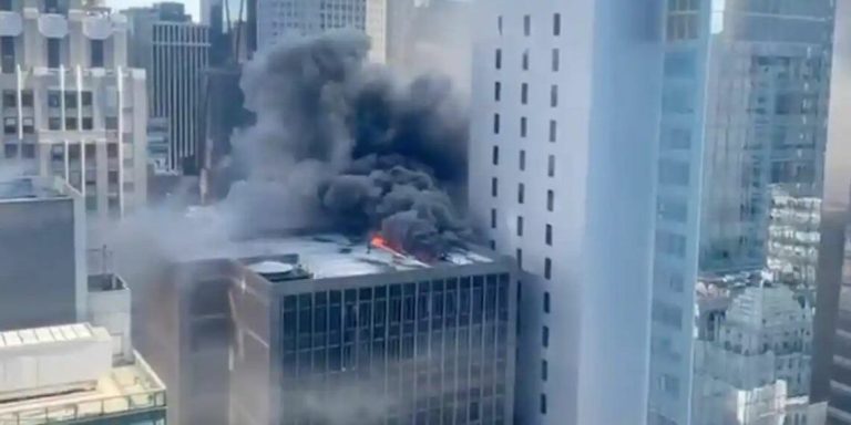 Zjarr Në Mes Të Manhattanit: Evakuohet Ndërtesa Pas Shpërthimit Në Çati