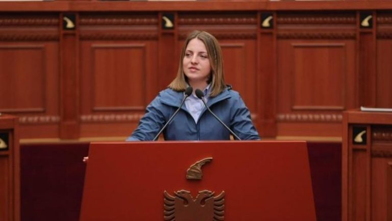 Gegnishtja Nuk Ta Fshin Dështimin – Kur Deputetja Flet Për Gjuhën Sepse S’Ka Çfarë Të Thotë