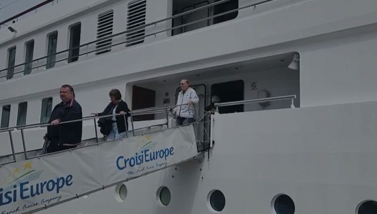 Dy kroçierat e para çelin sezonin detar në Durrës, porti pret turistët e parë të vitit