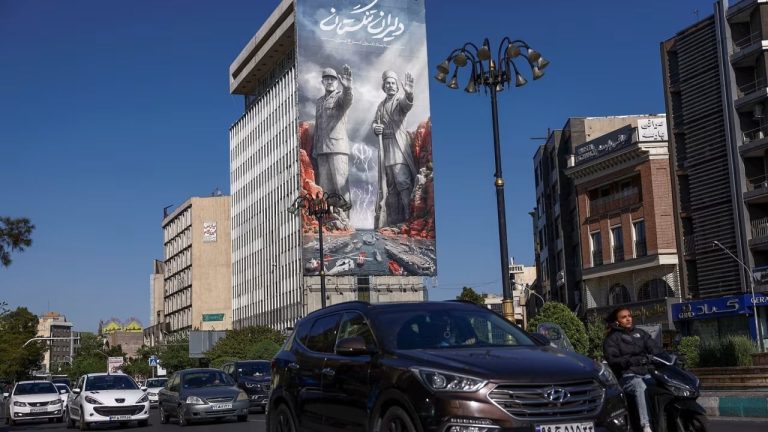 Teherani mbulohet me postera antiamerikanë mes bllokimit të bisedimeve për paqe