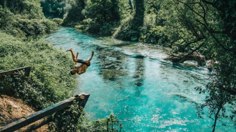 Daily Mail rendit 13 mrekulli të Shqipërisë, nga Riviera te kanionet dhe qytetet historike