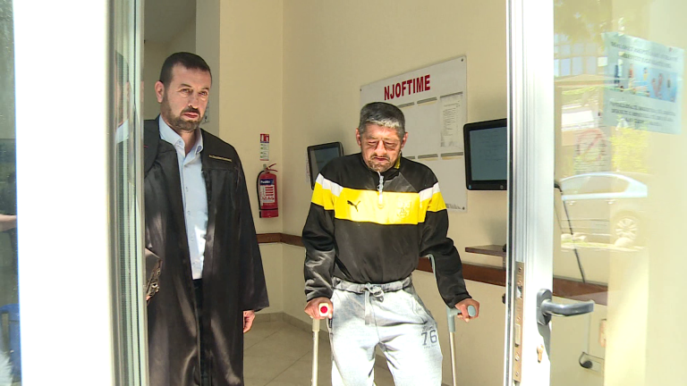 Prokuroria kërkon dënim për lypësin në Tiranë: akuza lidhet me mosbindjen ndaj policisë