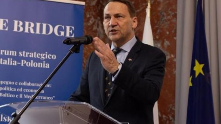 Sikorski: Rusia ka 1.2 milion të vrarë e të plagosur, por Putinit nuk po i thuhet e vërteta