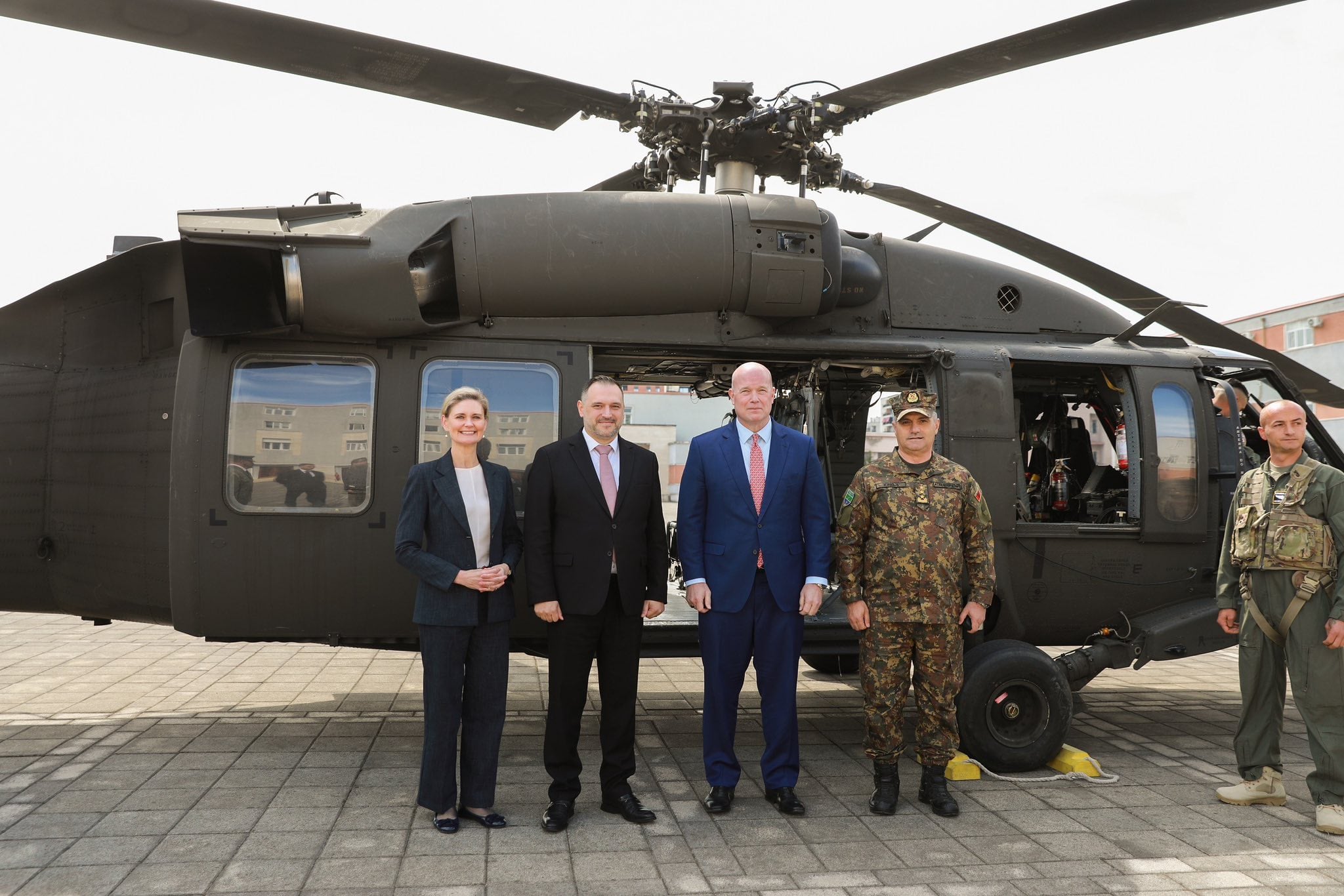 Vizita e ambasadorit amerikan në NATO në Kuçovë, baza del sërish në fokus pas sinjalit të Ramës