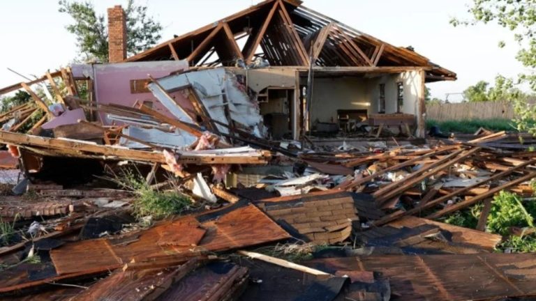 Disa tornado godasin veriun e Oklahoma-s, raportohen dëme të mëdha dhe persona nën rrënoja