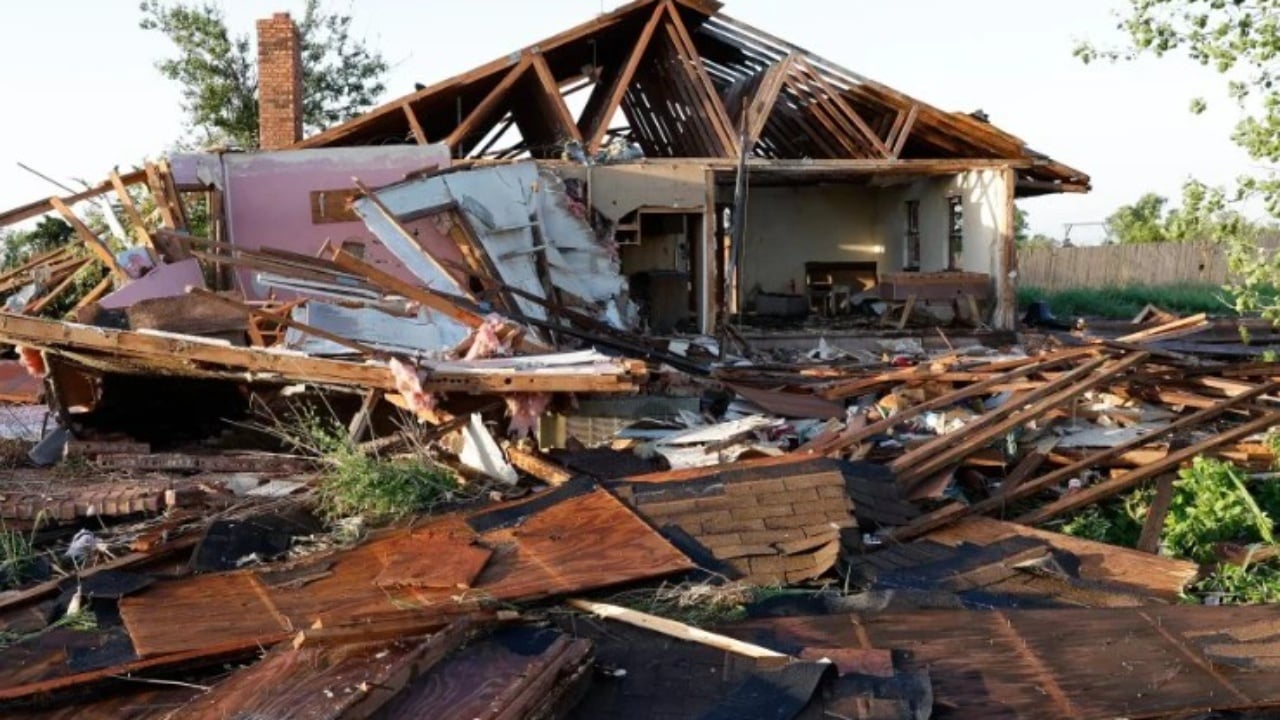 Disa tornado godasin veriun e Oklahoma-s, raportohen dëme të mëdha dhe persona nën rrënoja