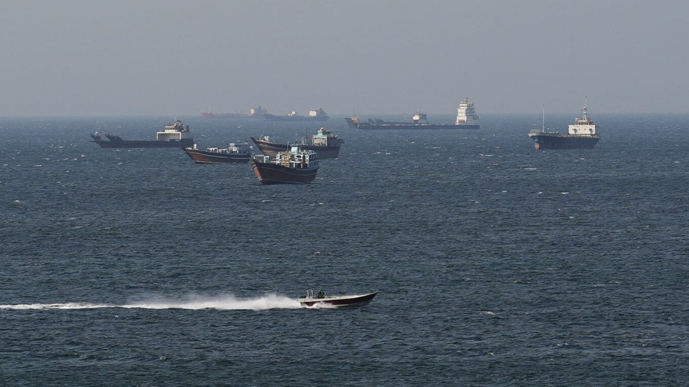 Irani sinjalizon presion përmes Hormuzit, rriten alarmet për naftën dhe rajonin