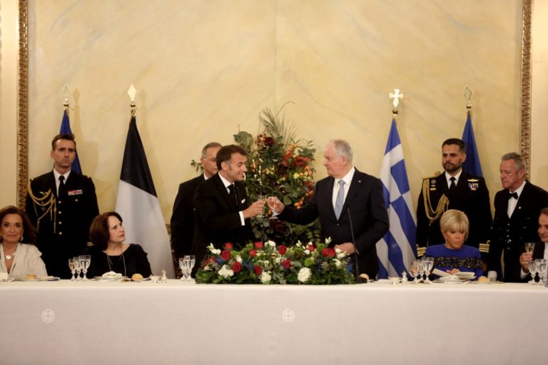 Macron në Athinë, darkë shtetërore me mesazhe për aleancën Greqi-Francë