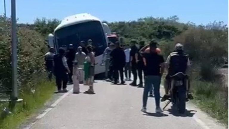 Autobusi me nxënës bllokohet në Zvërnec pasi del pjesërisht nga rruga pranë manastirit