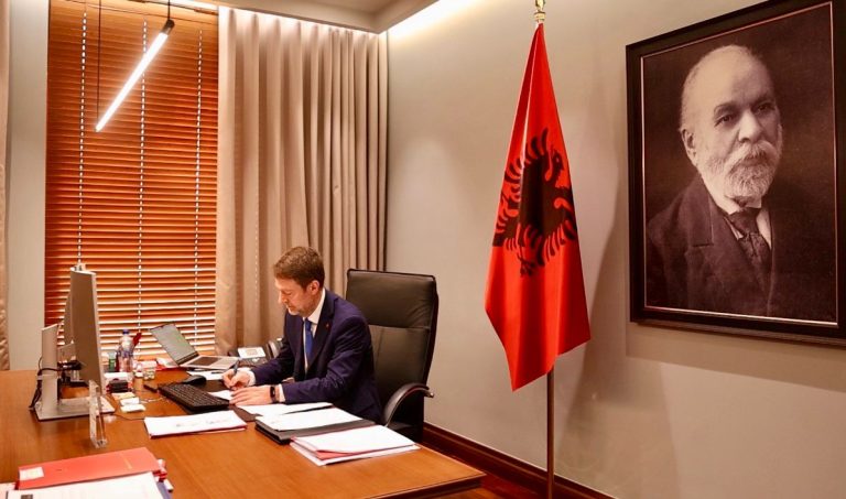 Ferit Hoxha reagon pas mesazheve të publikuara: Politika e jashtme nuk bëhet me WhatsApp