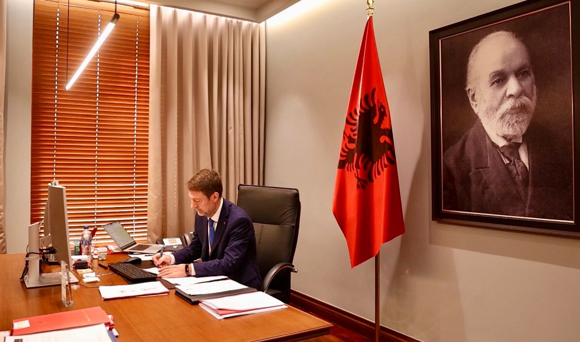 Ferit Hoxha reagon pas mesazheve të publikuara: Politika e jashtme nuk bëhet me WhatsApp