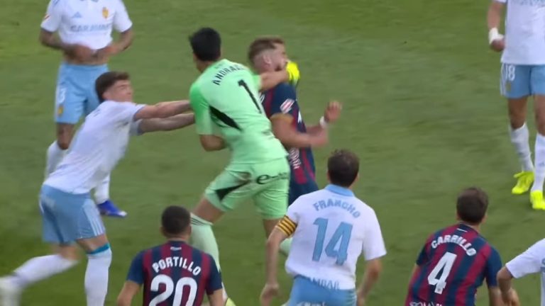 Kaos në LaLiga2: portieri i Zaragoza-s lë portën dhe godet me grusht kundërshtarin