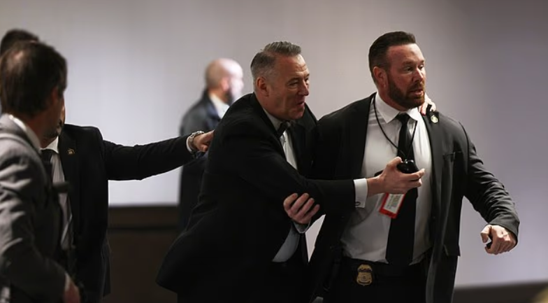 Të shtëna në darkën e korrespondentëve në SHBA, plagoset një agjent i Shërbimit Sekret