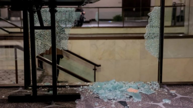 Të shtënat në darkën me gazetarët pranë Trump: i dyshuari kishte blerë armë ligjërisht