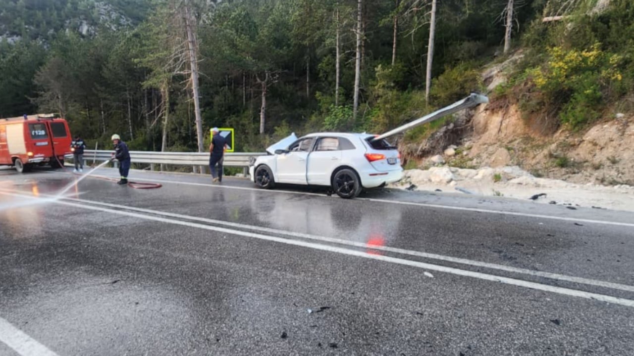 Aksident i rëndë në Vlorë, barriera çan makinën në Fushë-Dukat; 22-vjeçari mbijeton