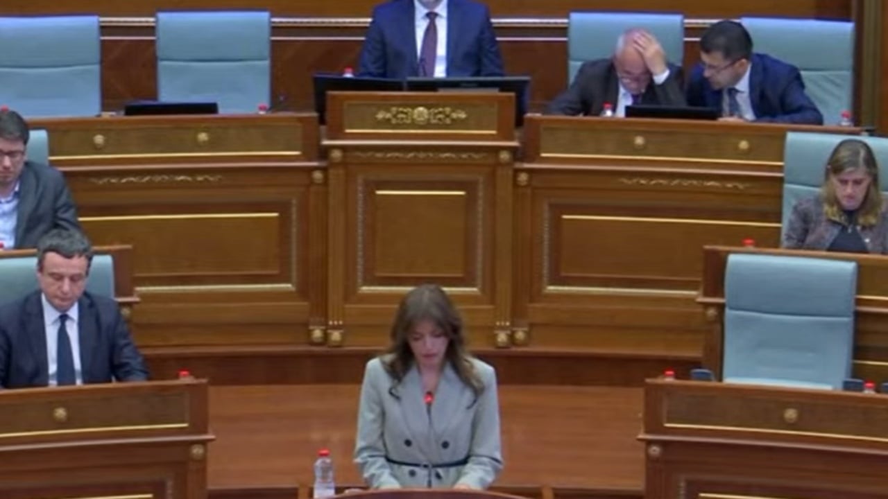 Kosovë, opozita bojkoton seancën e jashtëzakonshme; Haxhiu: Vota është minimumi