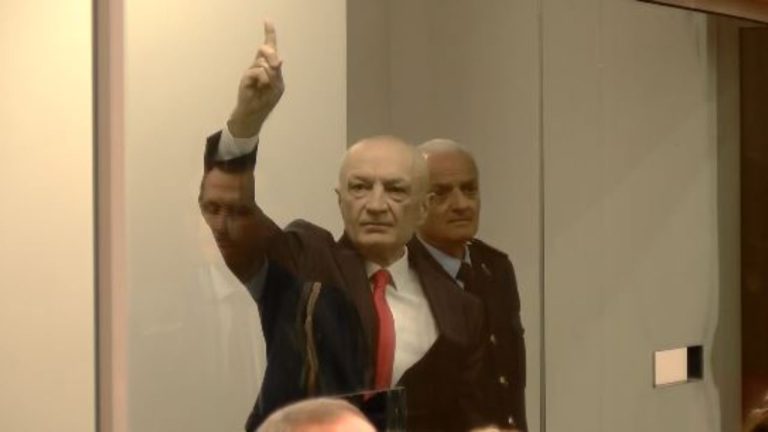 Nis gjyqi i themelit për Ilir Metën, paraqitet në kafazin e xhamtë në GJKKO