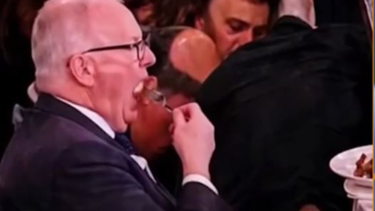 “Njeriu i sallatës” bëhet viral pas të shtënave në darkën me Trump në Washington