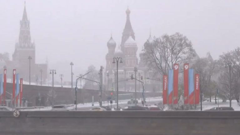 Stuhi dëbore në Moskë në mes të pranverës, anulime fluturimesh dhe alarm portokalli
