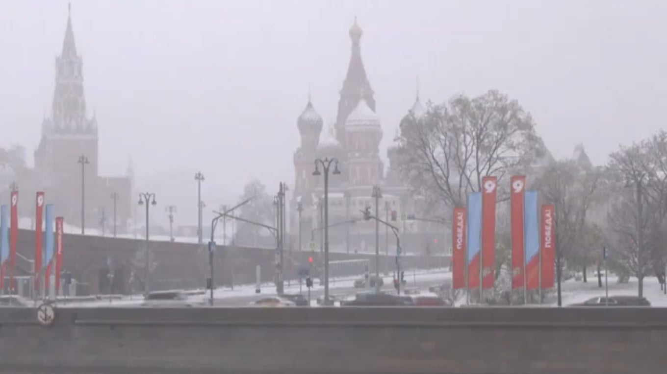 Stuhi dëbore në Moskë në mes të pranverës, anulime fluturimesh dhe alarm portokalli
