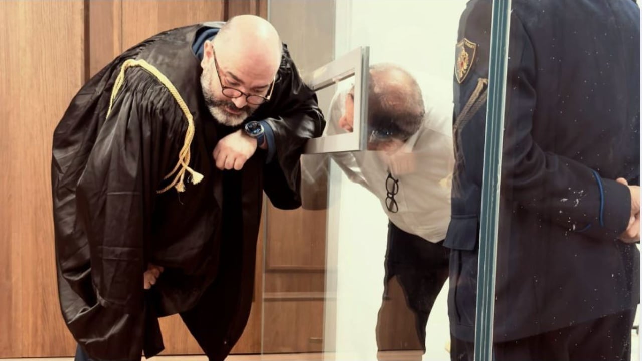 Ilir Beqaj me dy standarde në gjykatë: jashtë kafazit te “Sterilizimi”, në xham te “SASPAC”