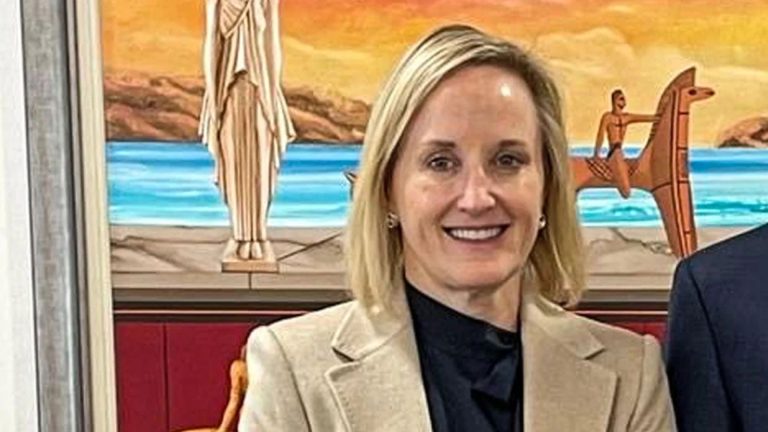 Julie Davis largohet nga posti në Ukrainë, raporti lidh dorëheqjen me kursin e Trump