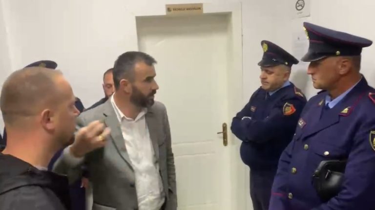 Bulqizë, tension për panelet fotovoltaike: ndërpritet mbledhja, banorët mbeten jashtë sallës